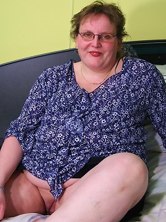 Big mature slut playing with herself