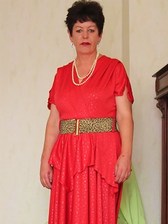 Horny mature slut playing with her wet pussy